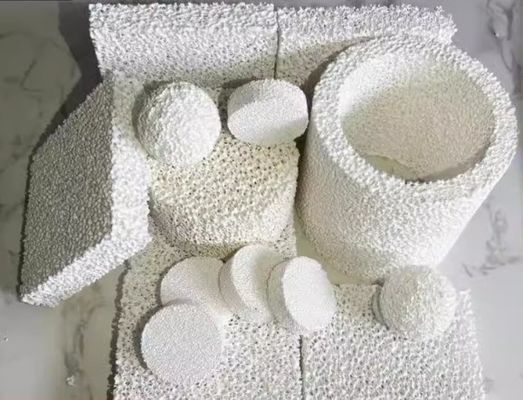 Plaque de filtre en mousse de céramique de largeur personnalisée pour la filtration liquide en aluminium à haute résistance